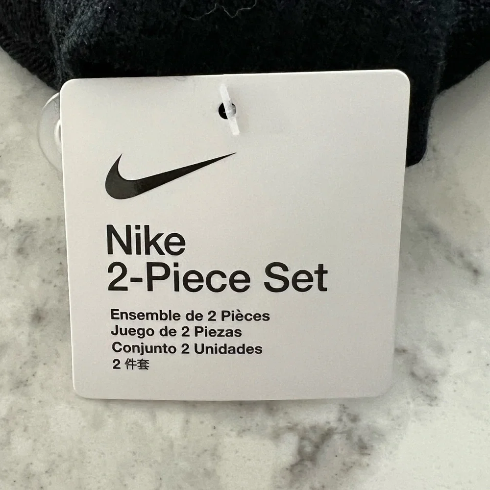 Nike infant cuffed Winter Hat And Mittens Size 12/24 months NWT